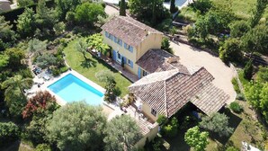 An aerial view of a property with a swimming pool, a large house with a tiled roof, and surrounding greenery. - Provencal Mas absolute quietness, nice facilities (La Farlède)