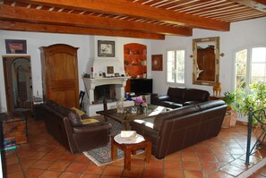 Smart TV, DVD player, table tennis, books