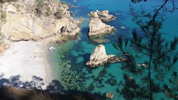 Una spiaggia nelle vicinanze