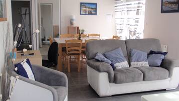 Televisio, DVD-soitin, kirjoja