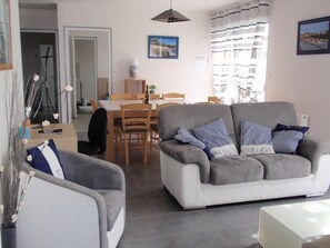 Télévision, lecteur de DVD, livres