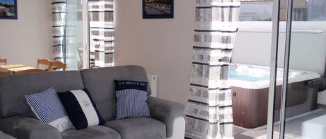 Télévision, lecteur de DVD, livres