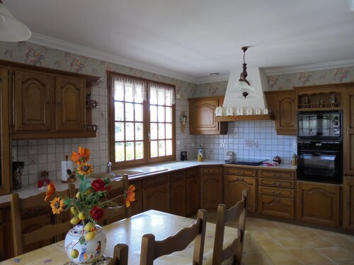 AJUSTE IDEALMENTE UBICADO PARA VISITAR LA REGIÓN