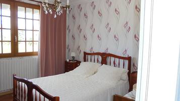 3 camere, una scrivania, ferro/asse da stiro, Wi-Fi