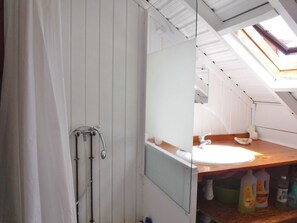 Douche, serviettes fournies, papier toilette