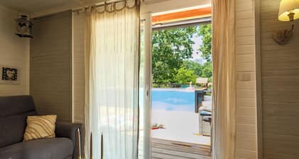 Beautiful lakefront rental: heated VITREE pool, hot tub, air conditioning, bicycles