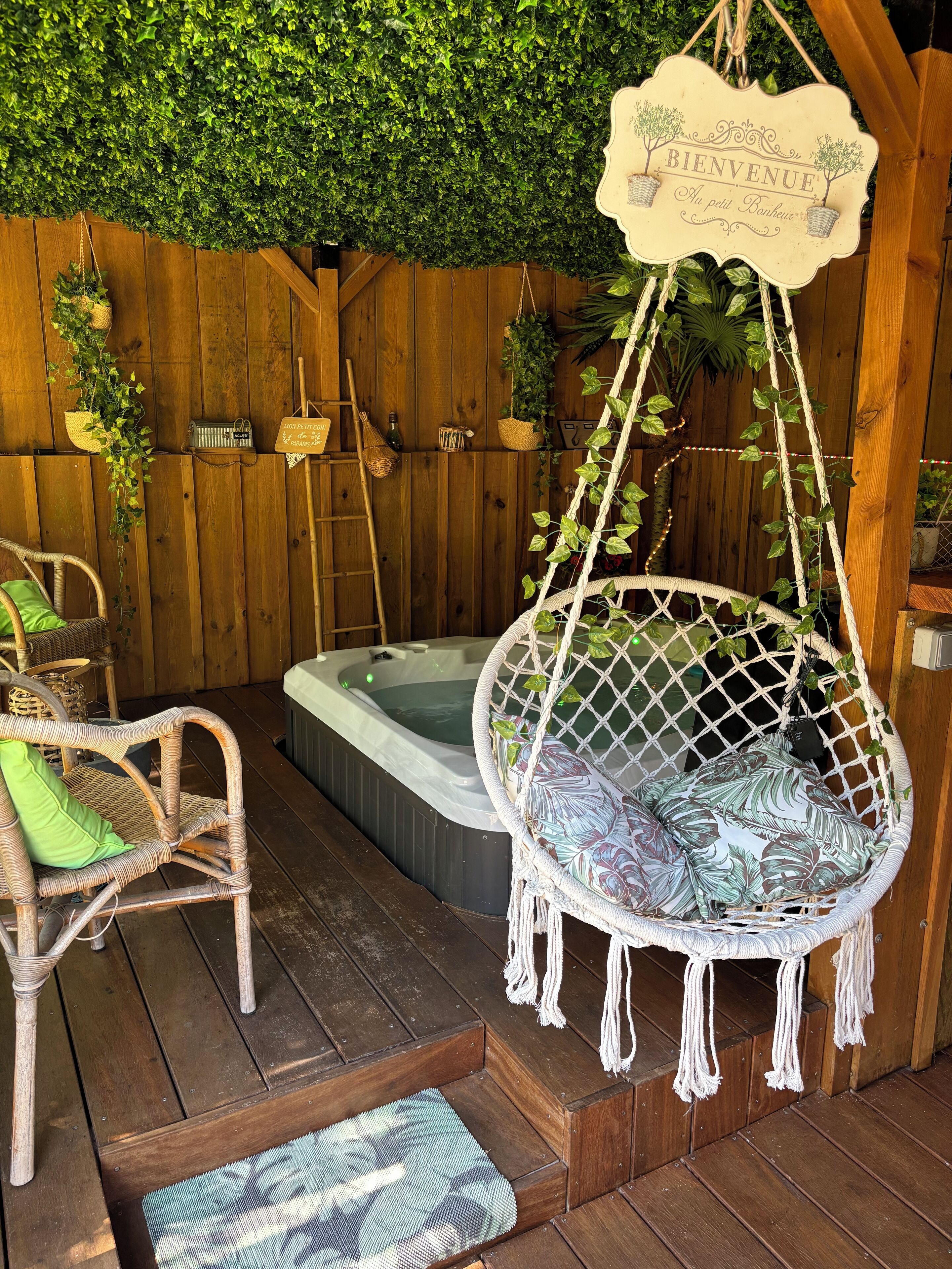 Banyera d'hidromassatge a l'aire lliure