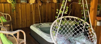  8月末のプロモーション湖のスパ、スイミングプール、カヌー、バイク、赤ちゃんの快適さによる美しいシャレー