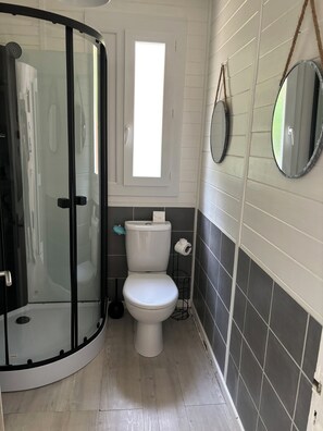 Een douche, een haardroger, handdoeken