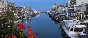 別に。 75 m2海に面し、パラヴァスの中心にある2ベッドルーム