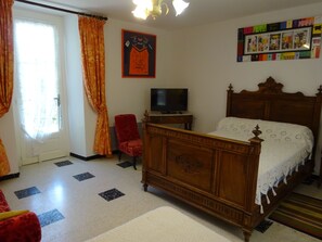 1 chambre, fer et planche à repasser, accès au Wi-Fi (inclus)