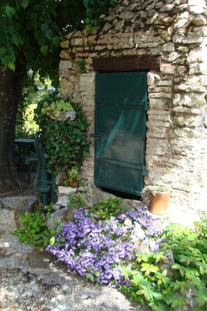 Exterior detail - Character Cevennes farmhouse with private pool, quality service. (Boisset-Et-Gaujac)