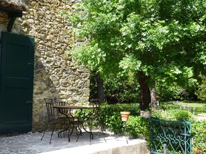 Outdoor dining - Character Cevennes farmhouse with private pool, quality service. (Boisset-Et-Gaujac)
