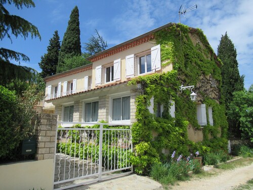 Maison provençale, grande piscine, 1000 m2 de jardin, trampoline et jeux, 3***