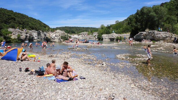 A rocky beach with people sunbathing and swimming in the water. - Charming house in Provencal Gard, large garden, swimming pool, children's games (Orsan)