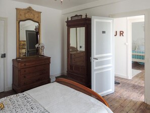 5 bedrooms, iron/ironing board, travel cot, WiFi