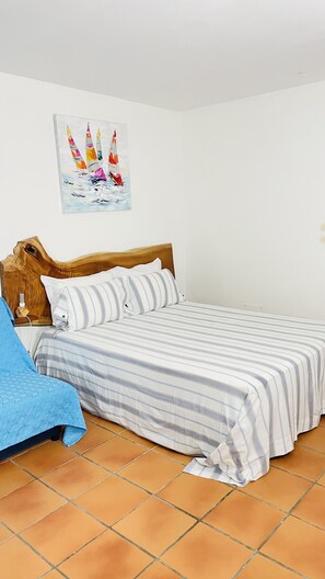 Tabla de planchar con plancha, wifi gratis y ropa de cama