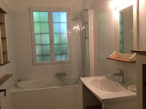 Baignoire, séchoir à cheveux, serviettes fournies, savon