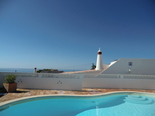 PRAIA DA LUZ - LAGOS SPACIOUS VILLA ON CLOSED GROUNDS WITH PRIVATE POOL