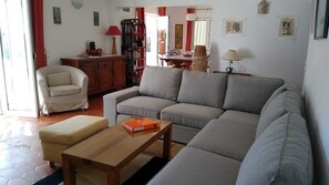 TV, fireplace, DVD player, books - PRAIA DA LUZ - LAGOS SPACIOUS VILLA ON CLOSED GROUNDS WITH PRIVATE POOL (Praia da Luz , lagos)