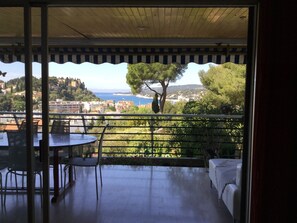 Outdoor dining - Magnificent, quiet 4-star apartment in a wooded park overlooking the bay (Cassis)