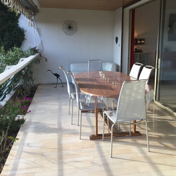 Outdoor dining - Magnificent, quiet 4-star apartment in a wooded park overlooking the bay (Cassis)