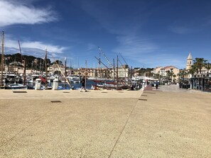A marina with boats docked, a clear sky, and buildings in the background. - SANARY Small country house with garden. Small dogs accepted (Sanary-Sur-Mer)