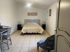 1 habitación, tabla de planchar con plancha, wifi gratis y ropa de cama 