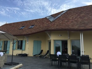 Outdoor dining - Bright architect-designed house-private saltwater pool-wonderful unobstructed view (Le Bugue)