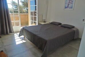 4 bedrooms, iron/ironing board, internet