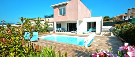 Alberca al aire libre y alberca climatizada