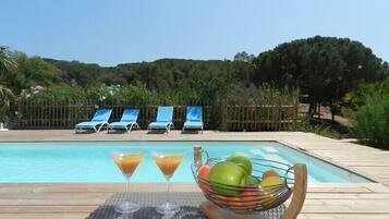 Een buitenzwembad en een verwarmd zwembad