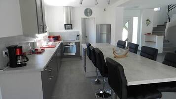 Een koelkast, een microgolfoven, een oven, een kookplaat