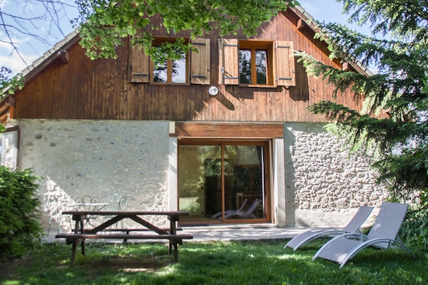 Façade sud avec vue sur la forĂȘt et la prairie Ă l'ombre du tilleul
