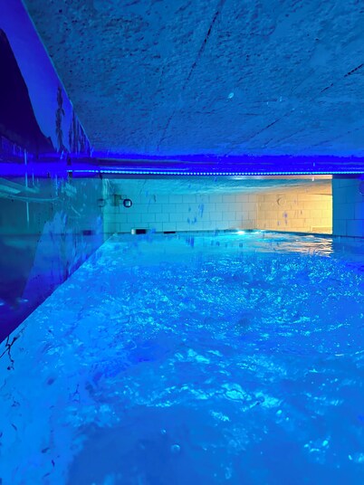 House with private indoor pool 29° sauna. Summer private indoor and outdoor pools