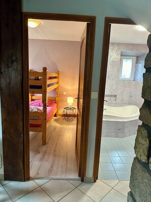 3 bedrooms, iron/ironing board, free WiFi