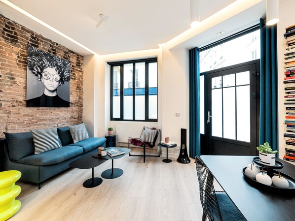 TV connectée, livres, chaîne hi-fi