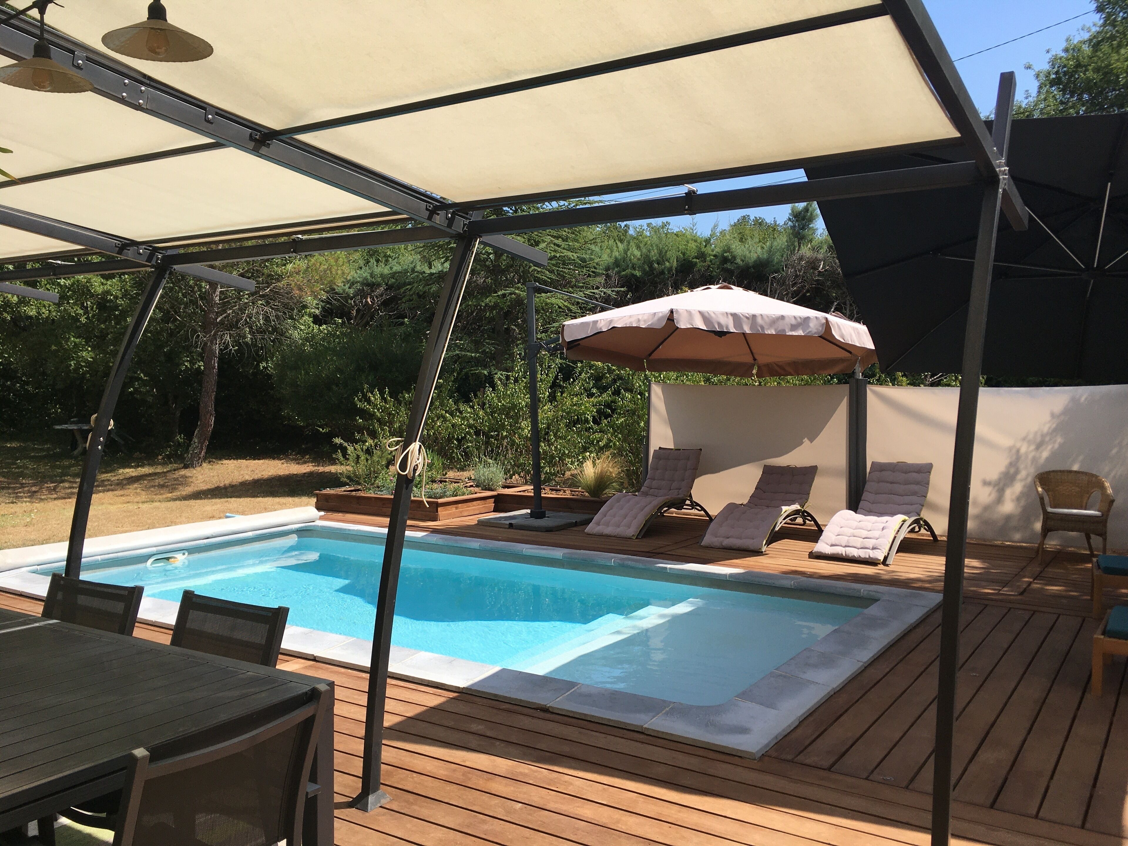 Utendørsbasseng og et oppvarmet basseng