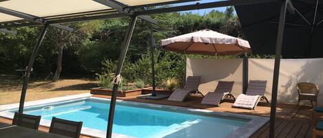 Een buitenzwembad en een verwarmd zwembad