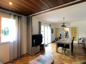 Dining - Villa with swimming pool, large terrace, all comfort, enclosed garden, calm. (Forcalqueiret)