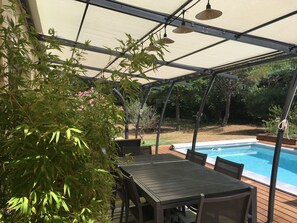 Outdoor dining - Villa with swimming pool, large terrace, all comfort, enclosed garden, calm. (Forcalqueiret)