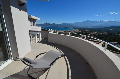 NEUES CALVI T3, KLIMAANLAGE, MEERBLICK UND BERGE - WIFI