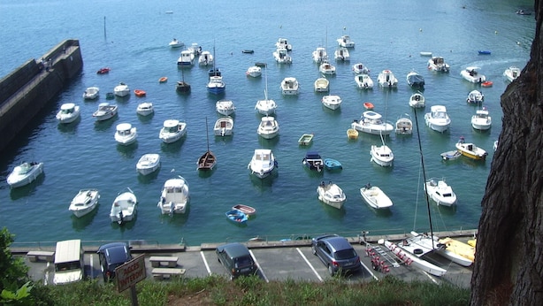Un port de plaisance où de nombreux bateaux sont amarrés.