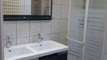 Douche, sĂšche-cheveux
