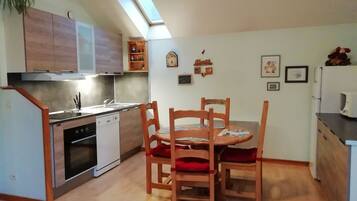 Een koelkast, een magnetron, een oven, een kookplaat