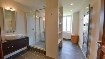 Combined shower/bathtub, towels, toilet paper