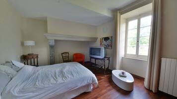 9 bedrooms, WiFi, bed sheets