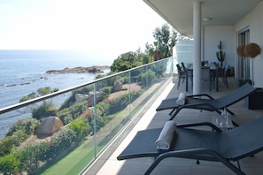 Outdoor dining - Luxury apartment with stunning sea views (Sari-Solenzara)