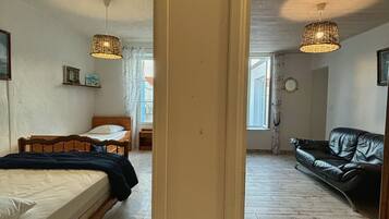 2 habitaciones, tabla de planchar con plancha y cuna de viaje