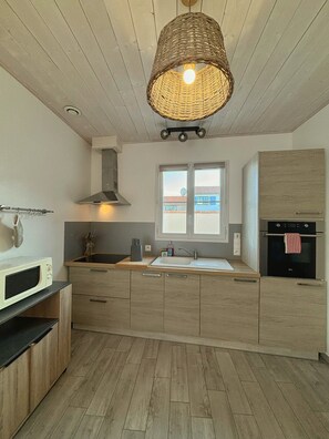 Fridge, microwave, oven, stovetop - REDUCTIONS : LA COTINIERE HOUSE 50 M FROM THE FISHING PORT (saint pierre d oleron)